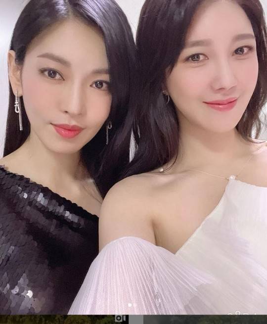 韩国女艺人李智雅sns发与金素妍合影纪念《顶楼》落幕