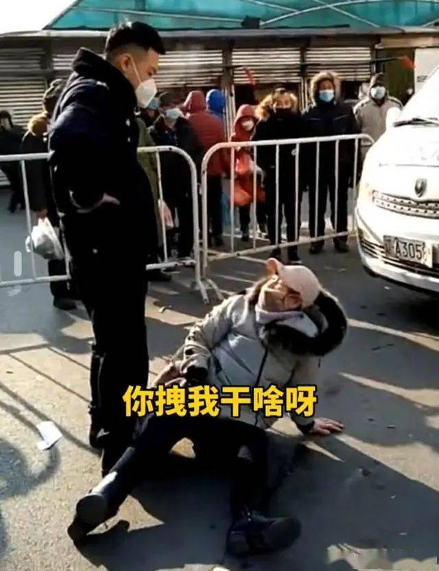 无奈之下,两名执勤民警飞快地追上女子,连拖带拽地把女子给强行拖拽了