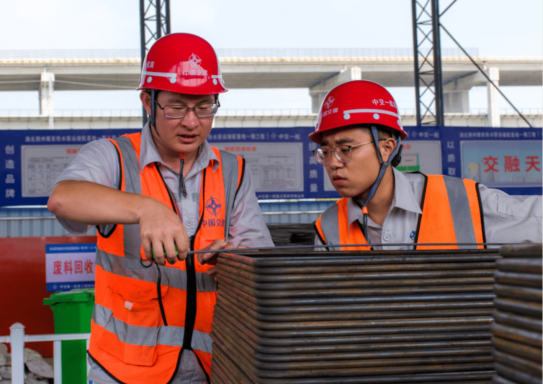 技术员高浩杰使用施工图纸核对现场埋件布置技术员杜爽在对钢筋笼箍