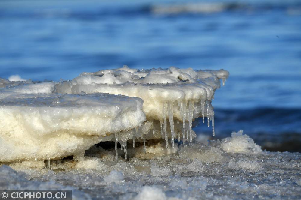 河北秦皇岛冻哭预警呈现靓丽海冰