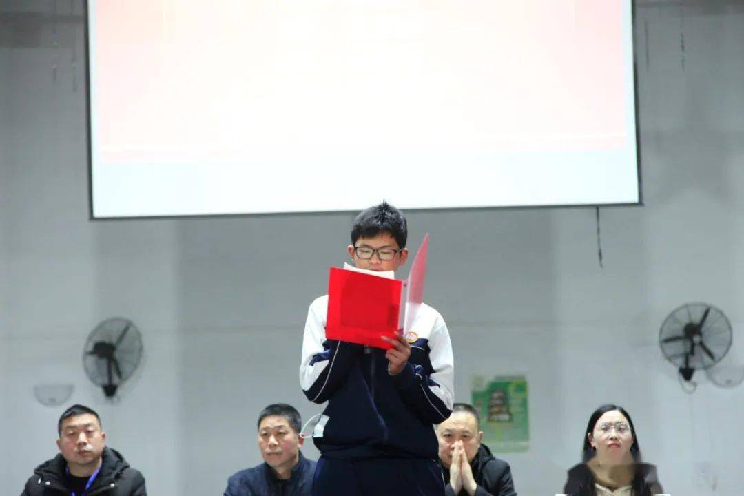 李梓恒上台表决心1003班学生代表陈嘉昊上台表决心1009班学生代表万西