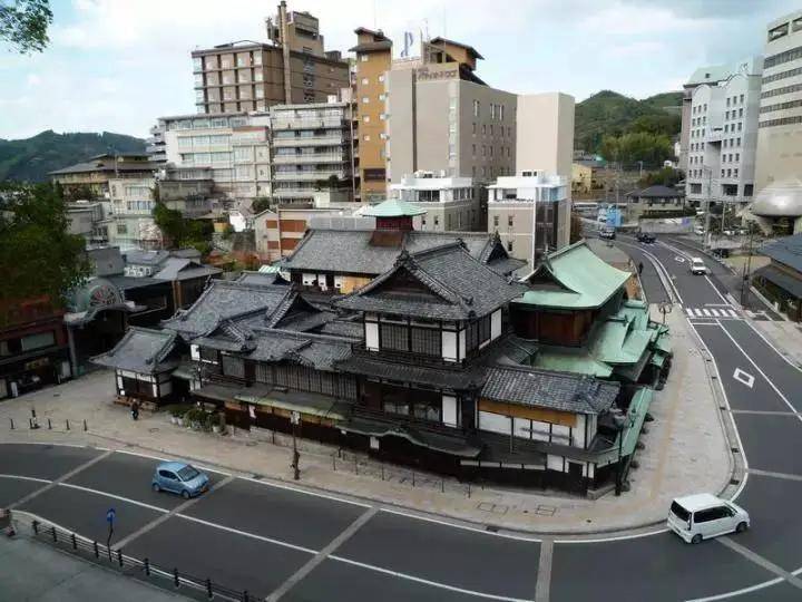 剧中汤婆婆开的温泉旅馆 "油屋"的原型,来自日本著名的道后温泉,据说