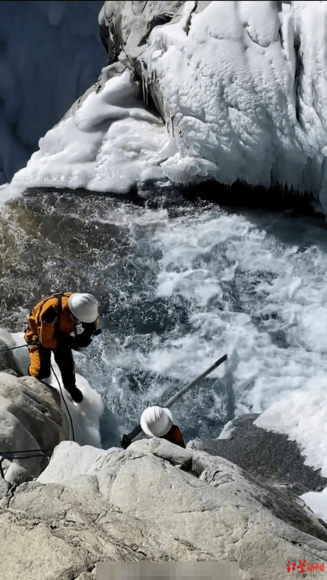 “冰川哥坠落冰瀑”追踪：“能找的地方都找了” 救援队深入瀑布未能找到他