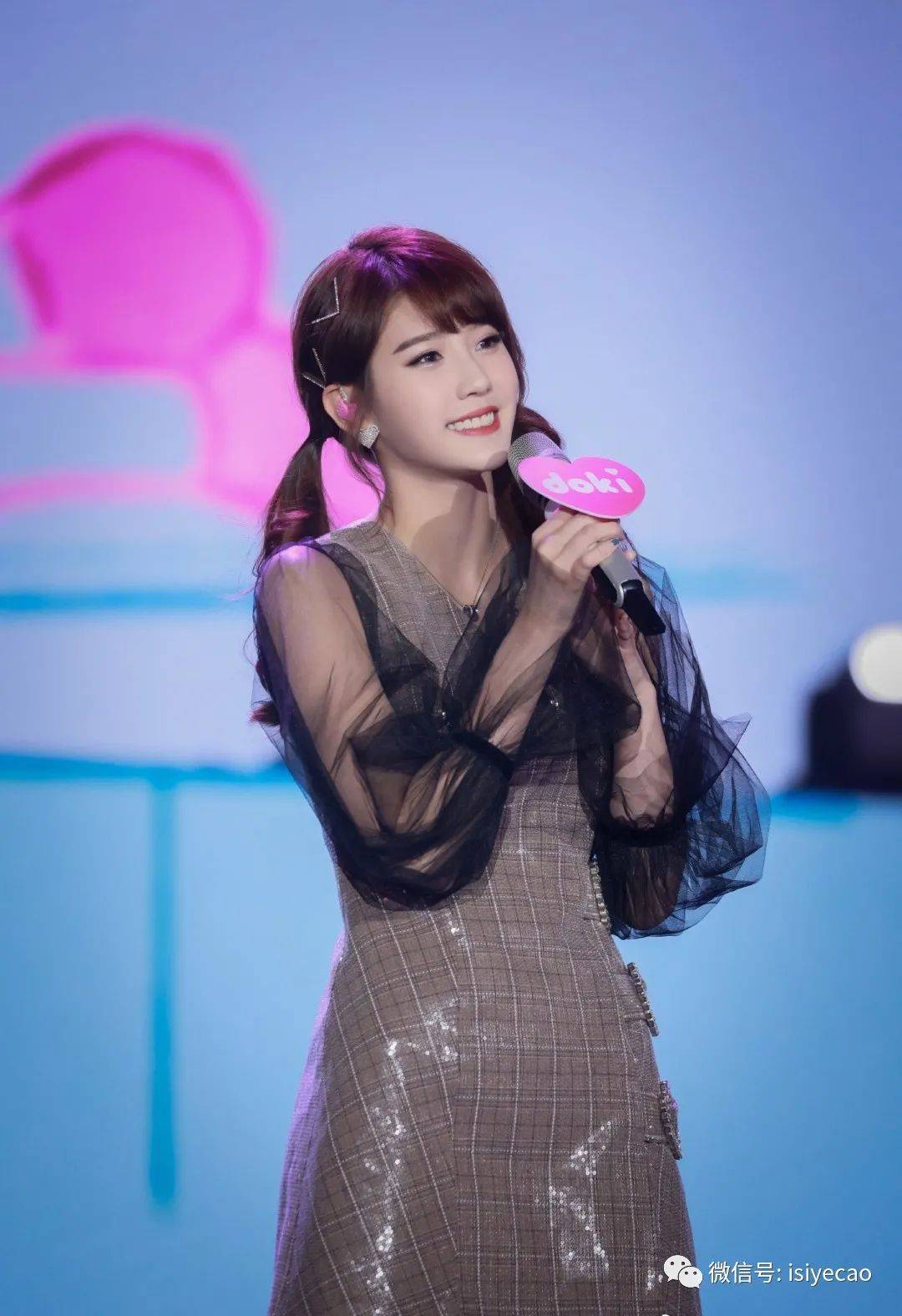 不畏寒冷,大秀纤腰美腿,朱主爱传授"蛇腰"秘诀