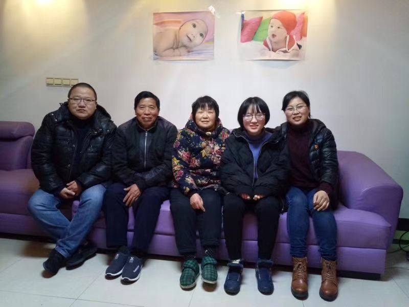 给别人带来欢乐的花朵,金山这个"全国文明家庭"平凡亦伟大