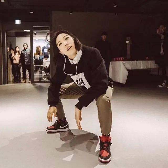 lia kim 还是非常有自己的 sense ,不仅仅是挑一些热门的球鞋上脚,像