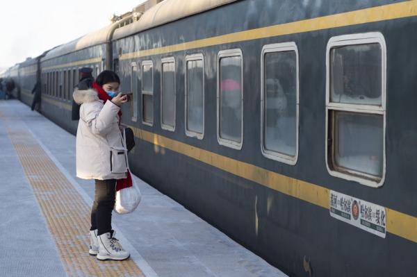 新华社记者走极寒 | 探访开往“北极”的“雪国列车”