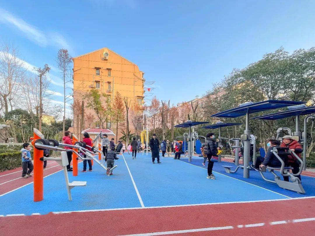 老小区建起了健身房居民展现健身的n种姿势