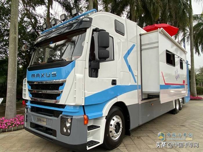 上汽红岩年会展车瞭望台狮虎豹齐聚