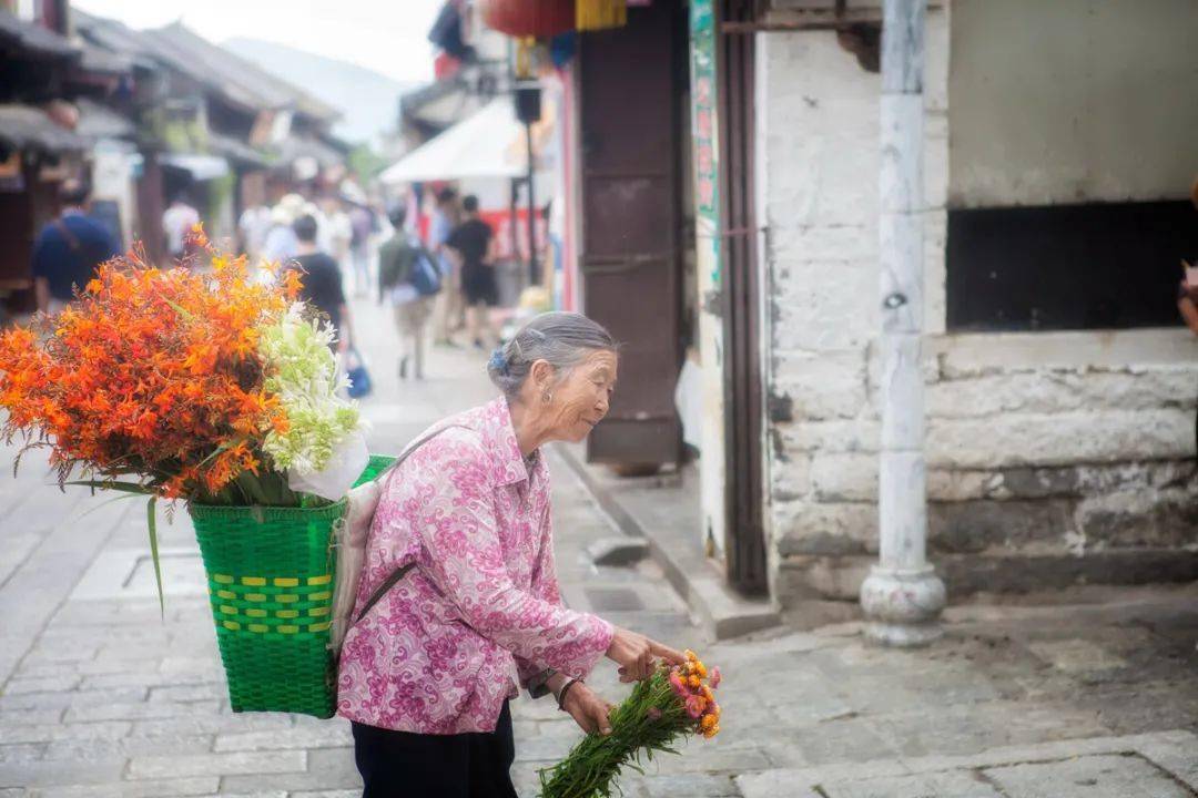 声悦读风雨中的卖花人