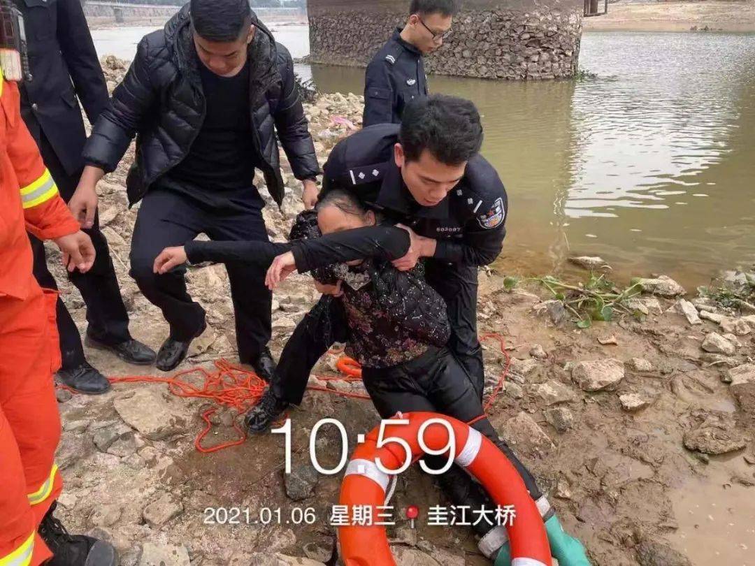 民警李金福在拯救生命现场图片.图片为北流公安提供.