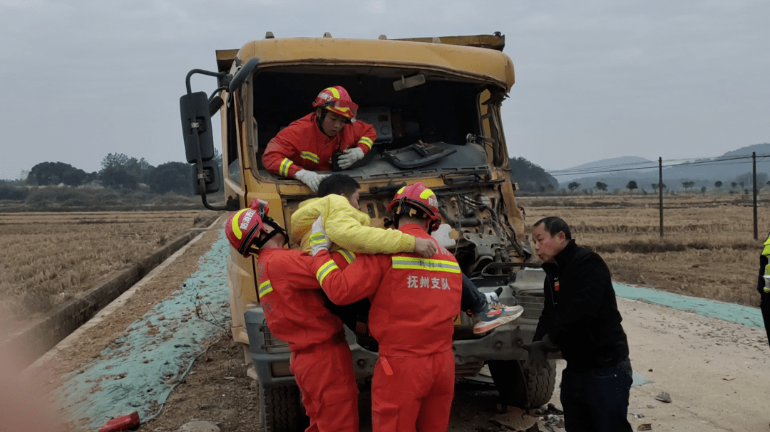 事发金溪:两货车追尾一司机被困,然后.