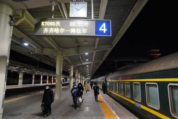 在齐齐哈尔站,旅客准备登车(2021年1月6日摄).