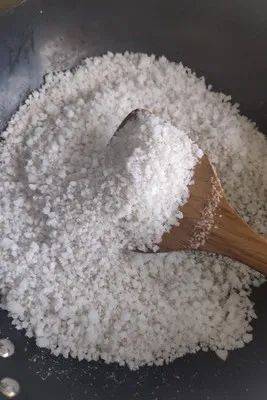 皮爽肉嫩连骨头都香到舍不得扔的盐焗鸡有一把盐足矣