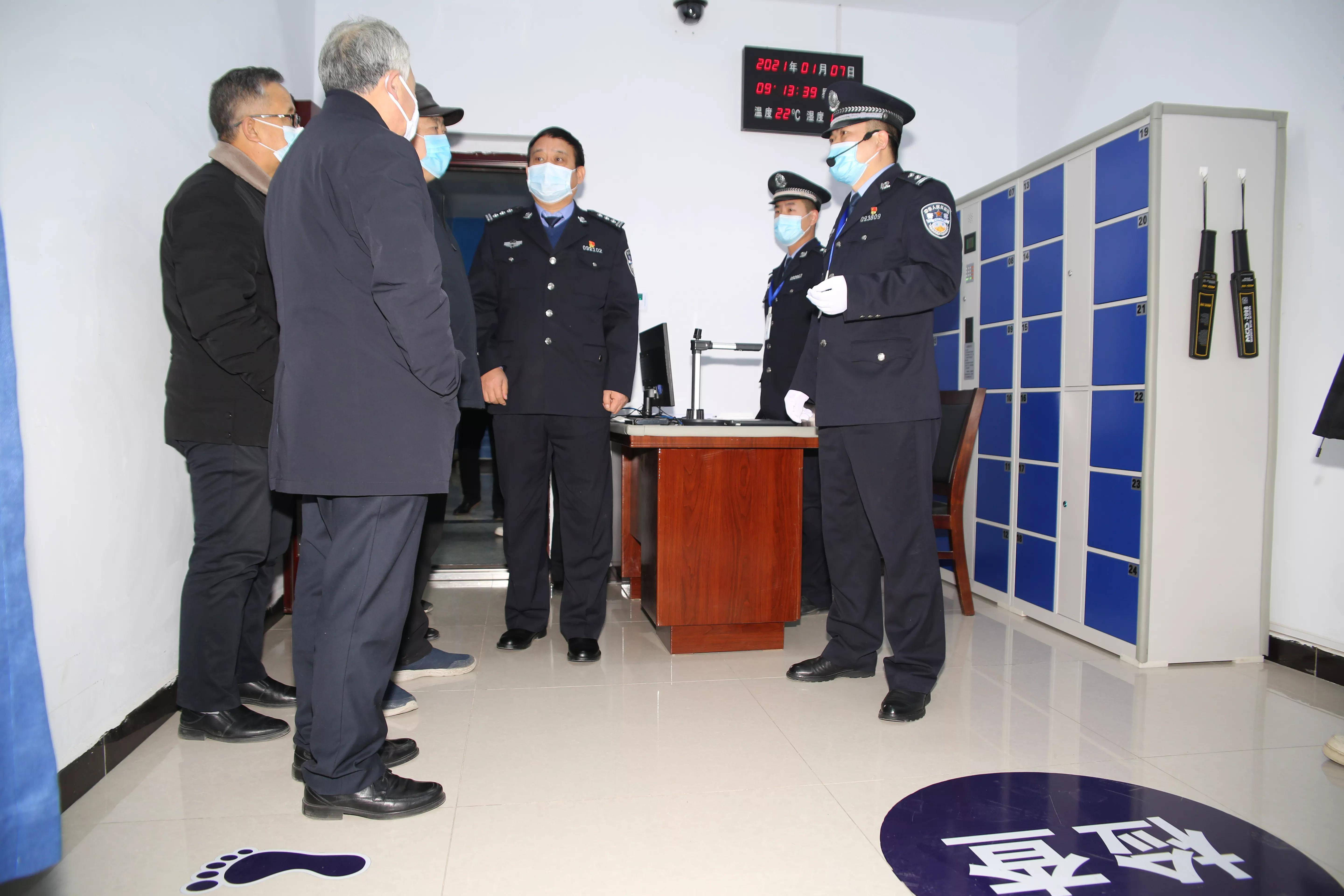 在李建刚副县长及县局党委班子成员的陪同下,县人大,政协领导及媒体