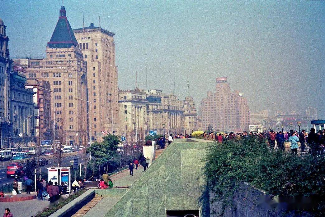 1992年上海外滩改建工程,那时上海的出租车都是天津三缸夏利,80年代末