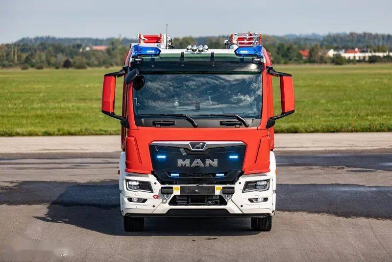 新一代曼恩tg底盘消防车来了卢森宝亚打造看起来果然帅多了