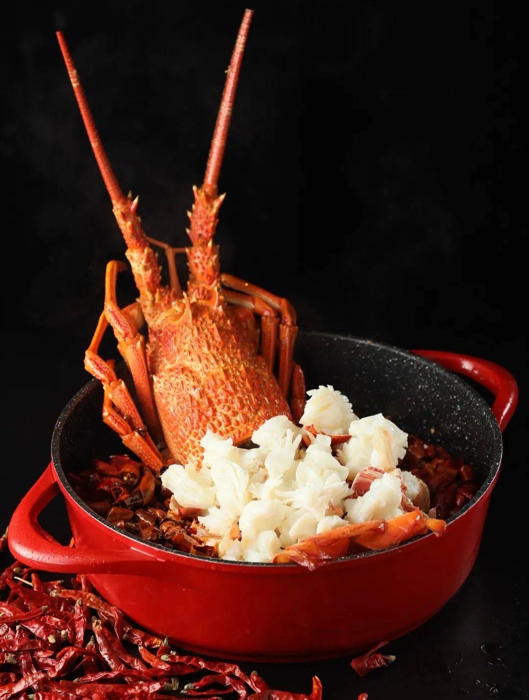 招牌菜亦是缤纷多样,取词牌名为菜名,"浪淘沙·水煮澳洲龙虾"以中式