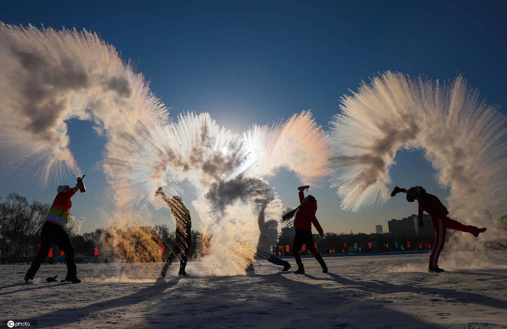27℃沈阳市民玩泼水成冰 画面美哭_icphoto