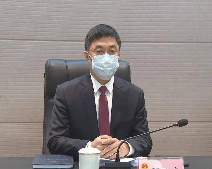 会议以举手表决的形式,通过了《营口市鲅鱼圈区第九届人民代表大会