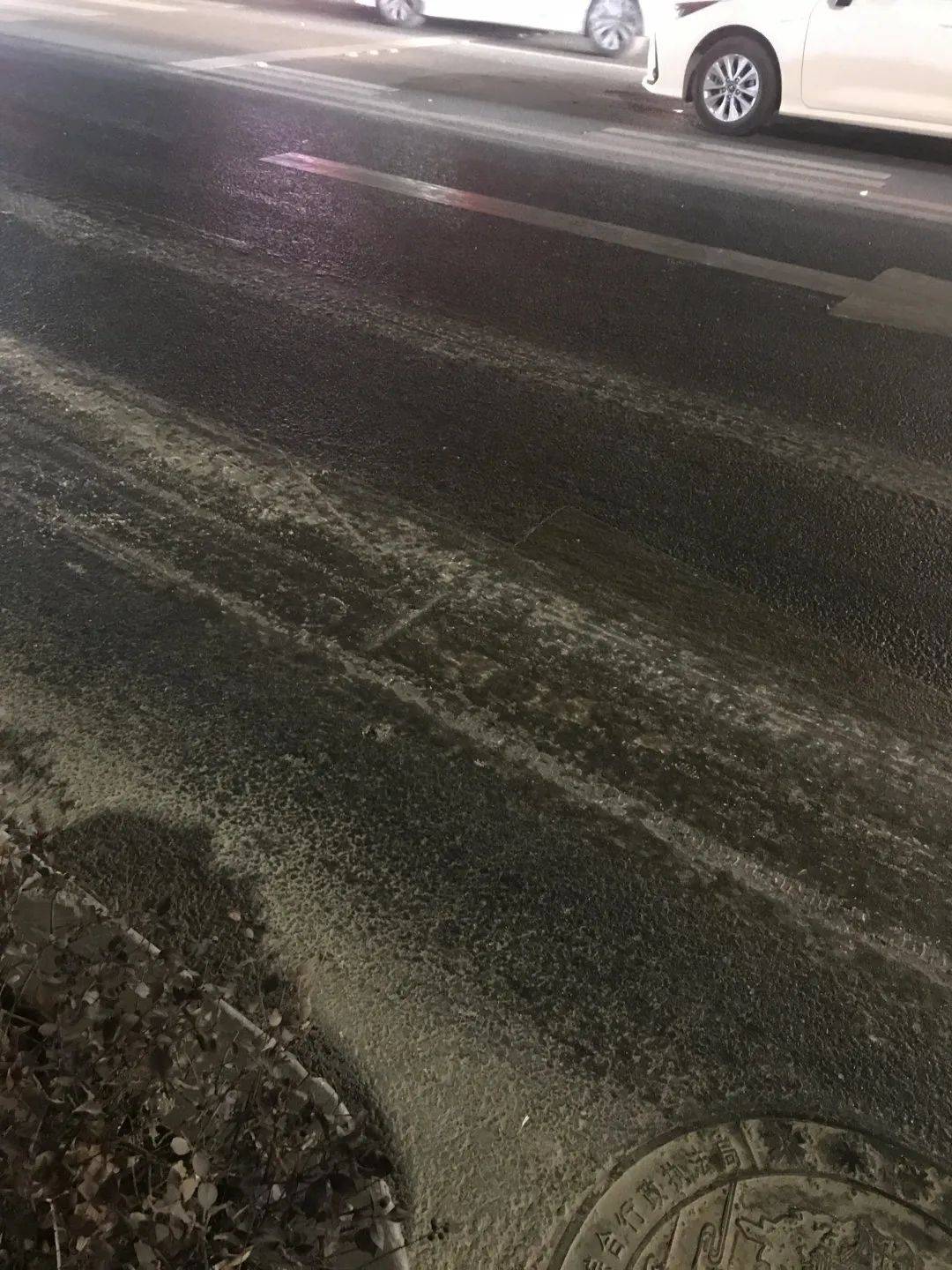 06 新市场街道向阳北大街华海福星阁 地上积水,结冰,路面湿滑 人行道