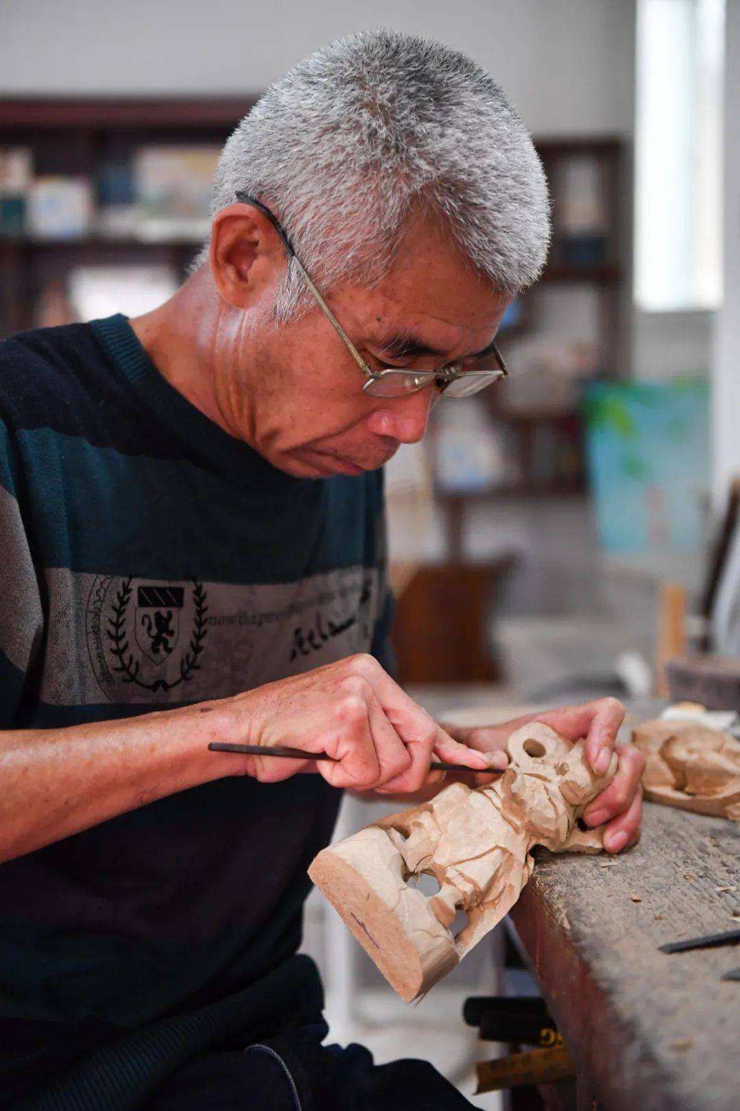 他们凭手艺雕出几个"小目标" @晋江潘山村_木雕
