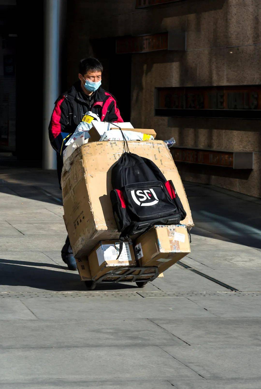 冷冷冷如钻冰箱快递小哥还在路上