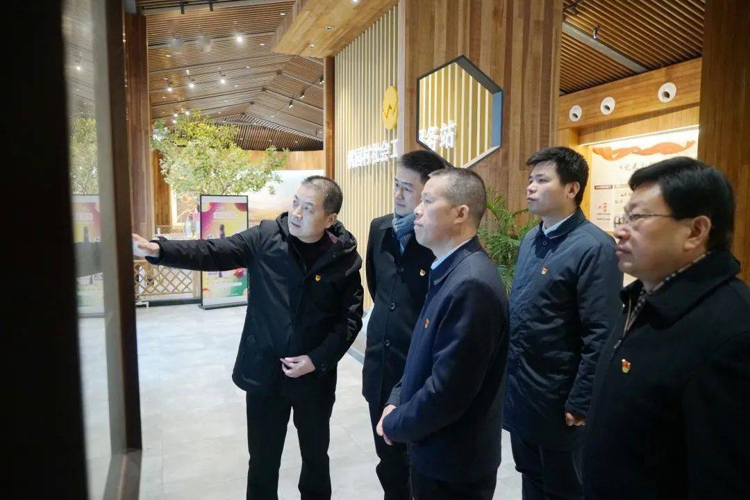 章建通对梧桐街道创新"互联网 清廉村居"平台建设表