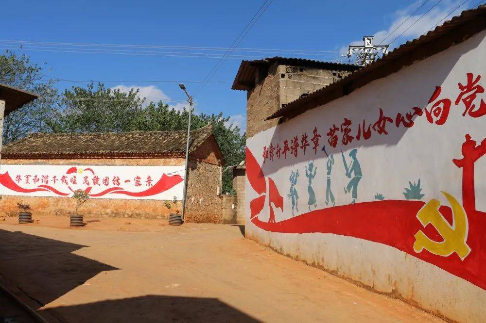 跳起芦笙舞来岔科镇庄寨村环境大提升村民笑开颜