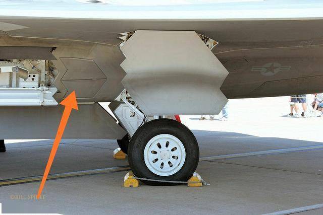 浅析f22的内置弹舱设计注重空优没问题挂载弹性明显缺乏