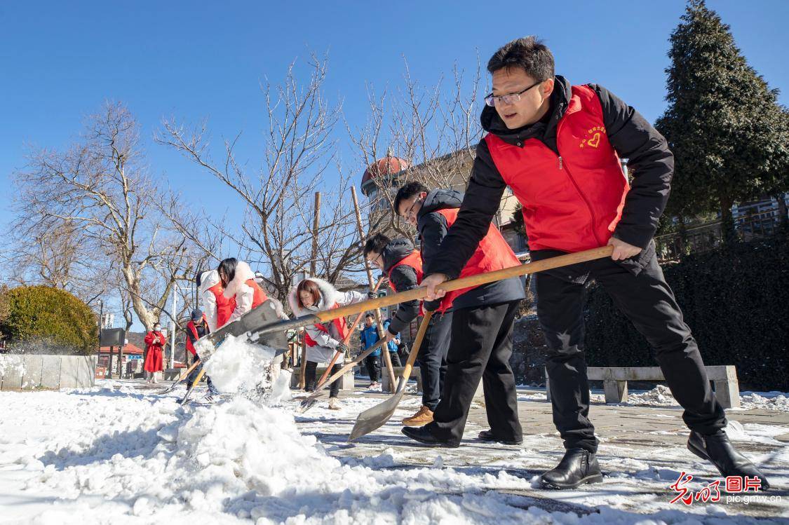 江西庐山：“志愿红”扫雪除冰