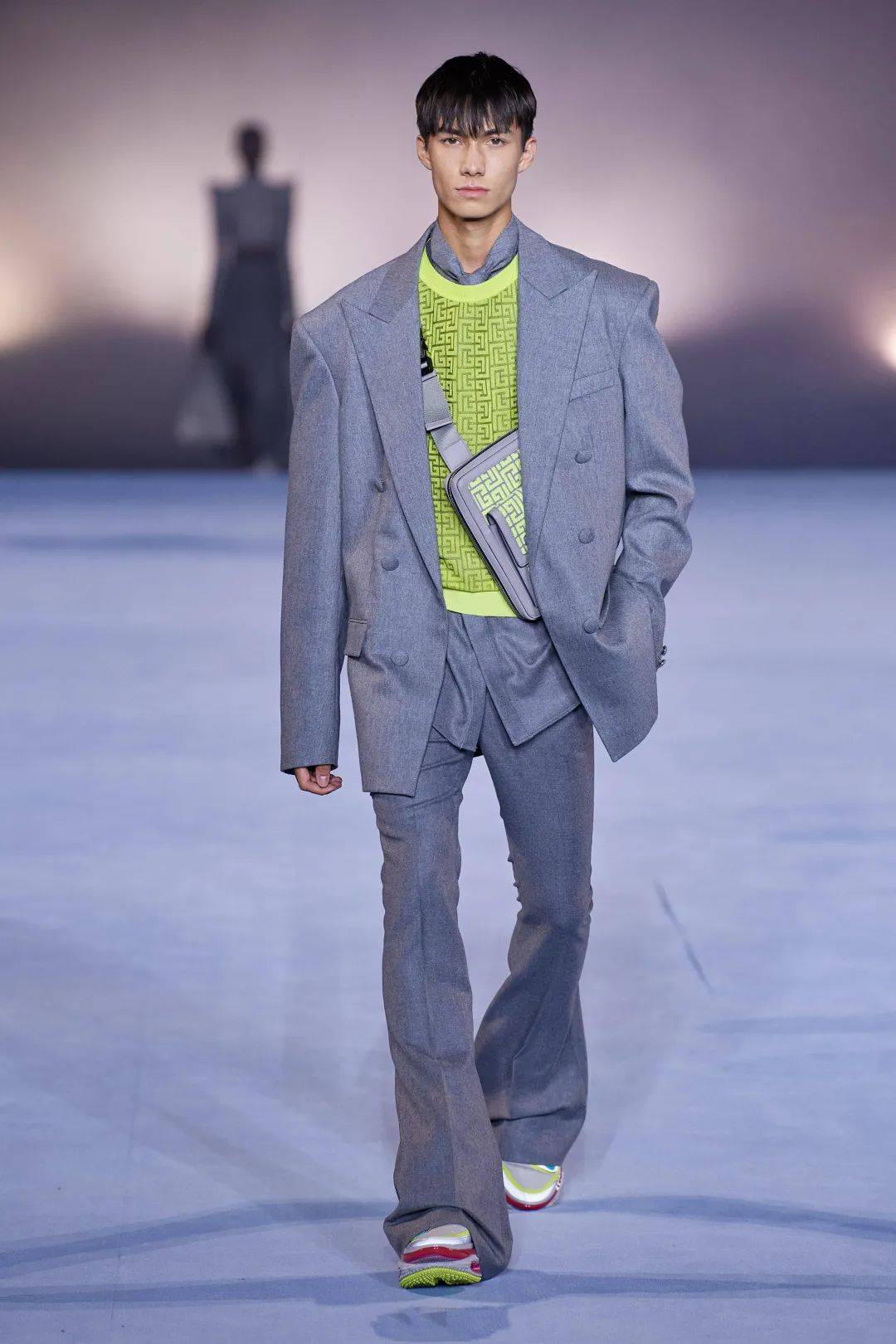 2021年流行色灰黄组合秀场表现色彩搭配灵感