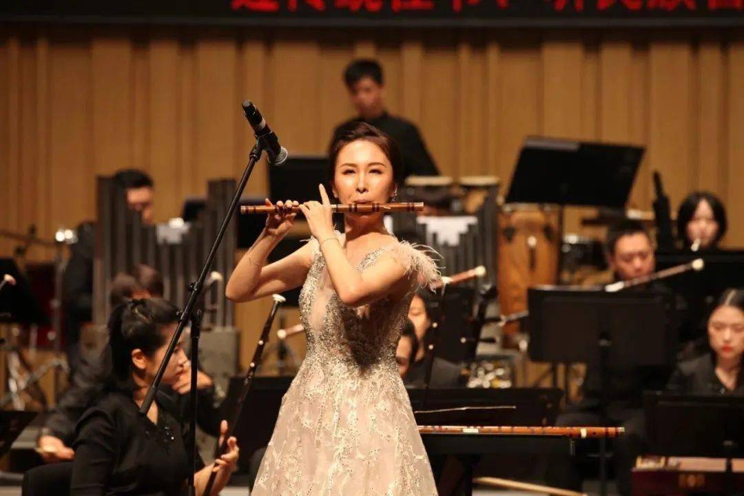 七岁开始习笛,师从笛子演奏家唐德忠老师.