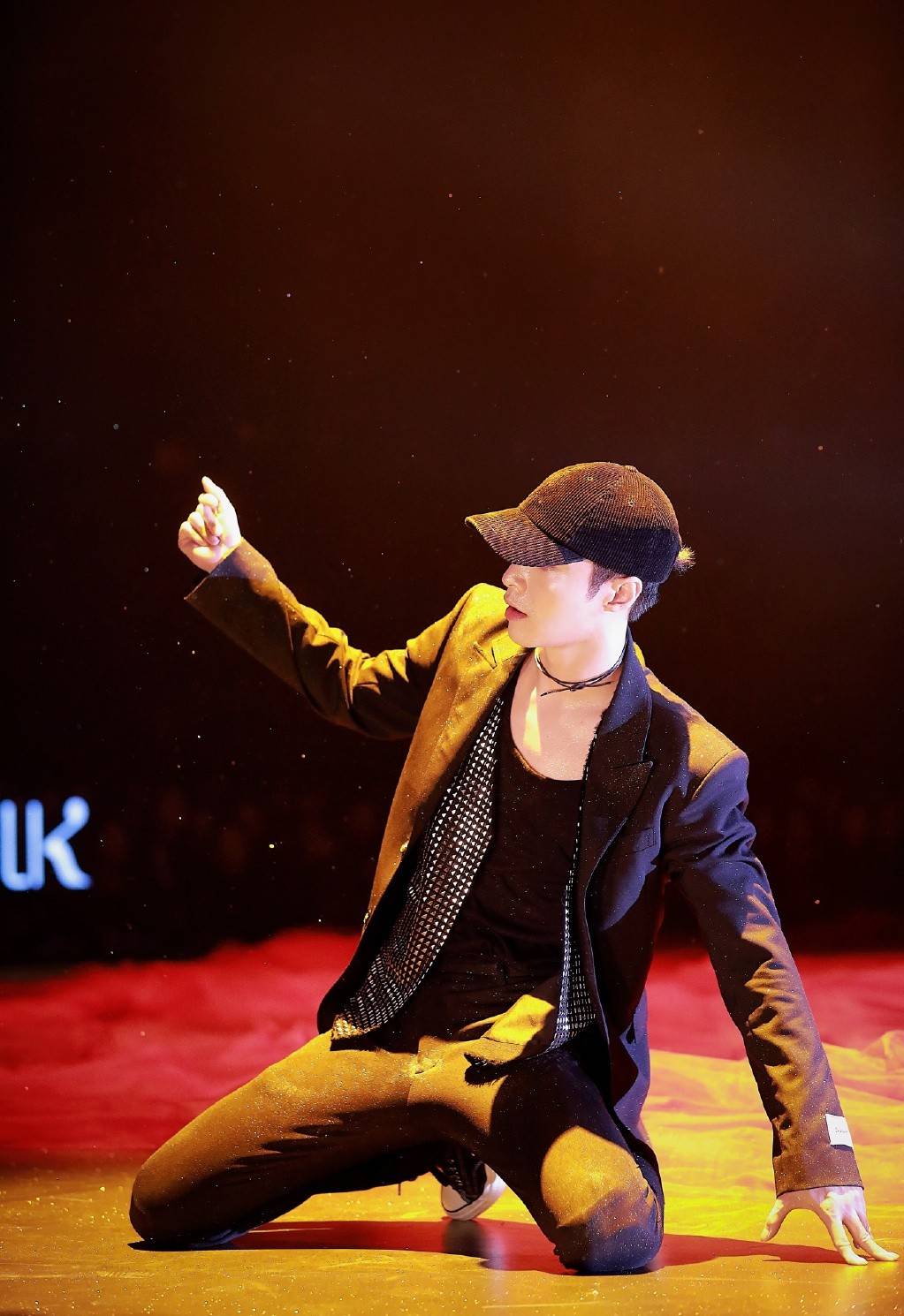 舞蹈风暴终极之战即将来袭张艺兴开启夸父逐日的风暴舞台