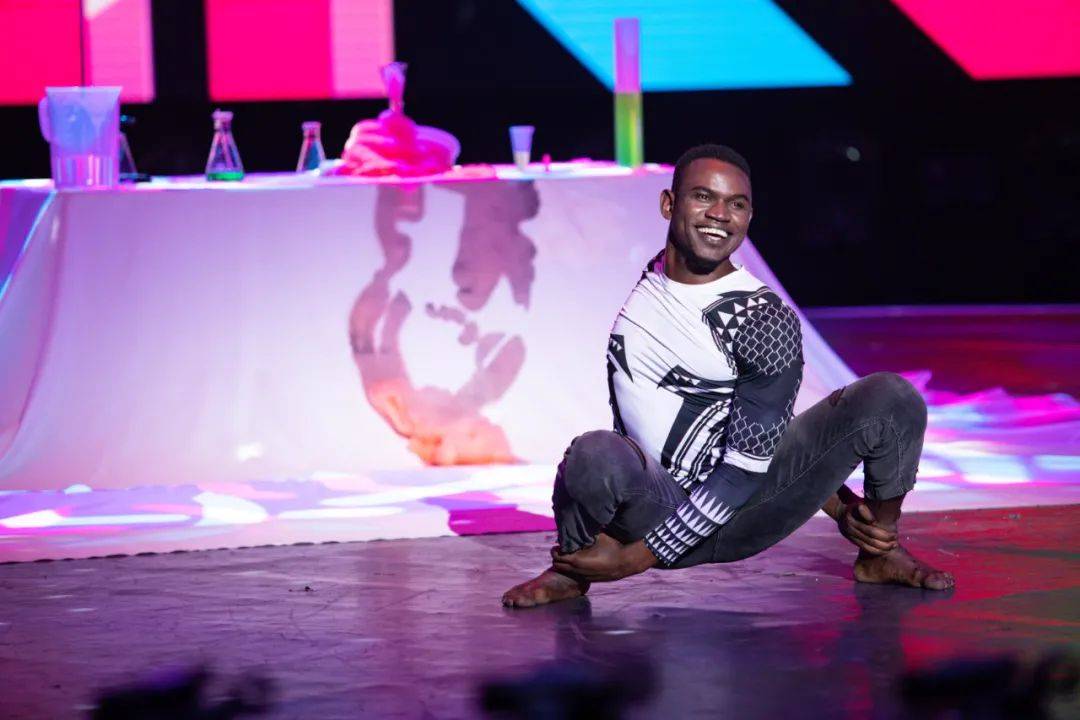 还曾加入全球最大的戏剧制作公司太阳马戏团