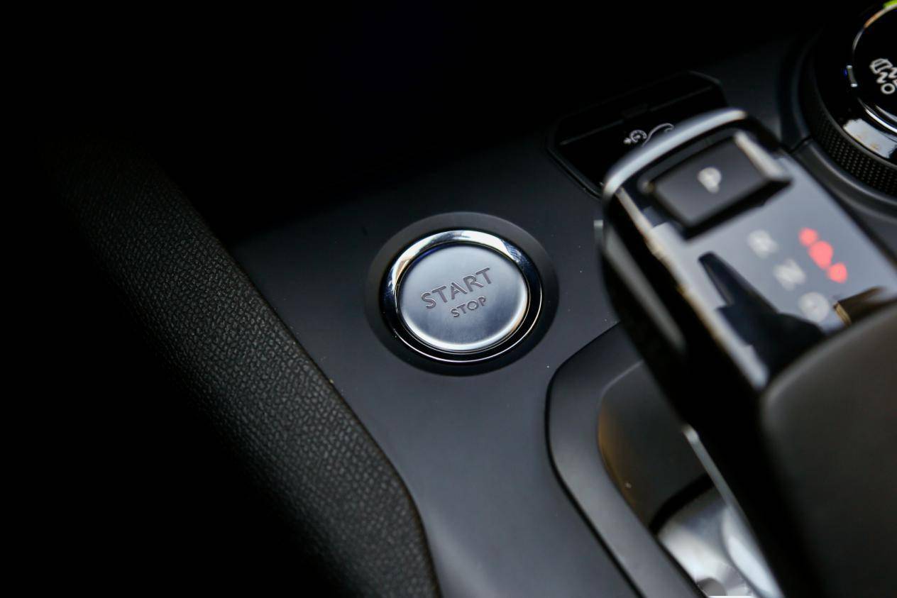 档杆依然保持了飞机操作杆般的设计,看起来非常时尚精致.