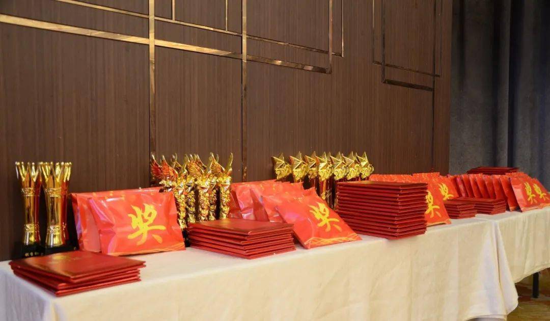 家用电梯拓展奖,战略开拓奖,销售新锐奖的奖杯,荣誉证书和现金奖励,刘