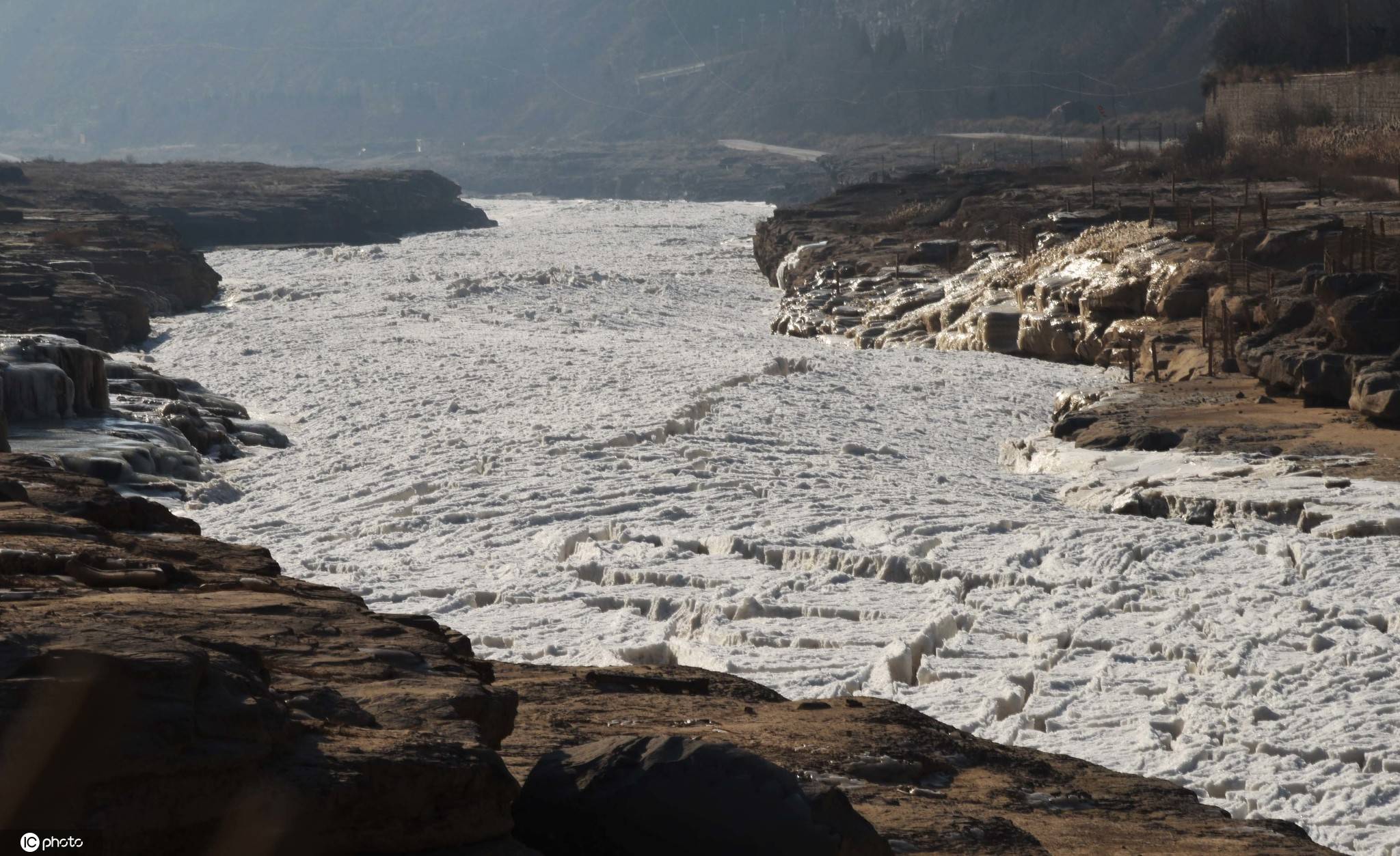三九寒天来了!黄河壶口冰瀑奇观"冻"人眼球