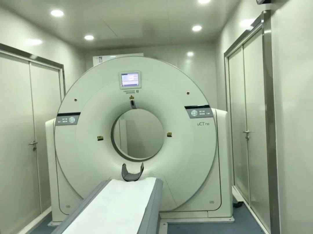 这台方舱ct经过前期工程吊装,机器调试等准备工作,现正式投入使用