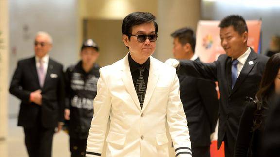 想不到开心鬼黄百强原来是这种画风霸道总裁路线也行得通