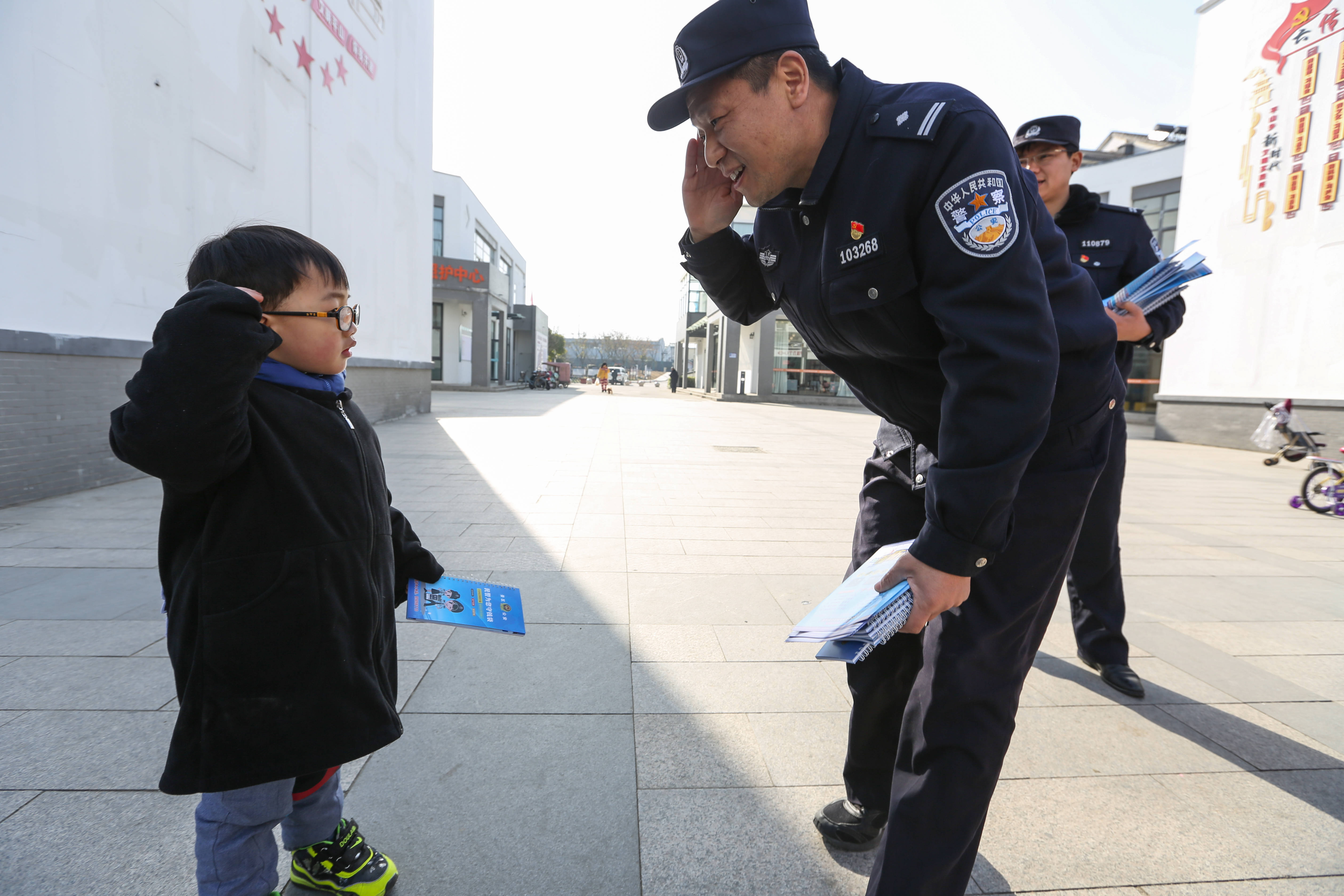 扬州市公安局景区分局平山派出所一个特殊的敬礼温暖了警察节