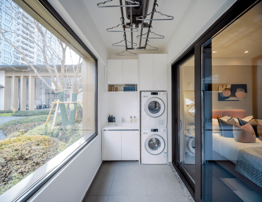 升级装修后的阳台将配备可升降式电动晾衣架,美诺烘干机洗衣机.