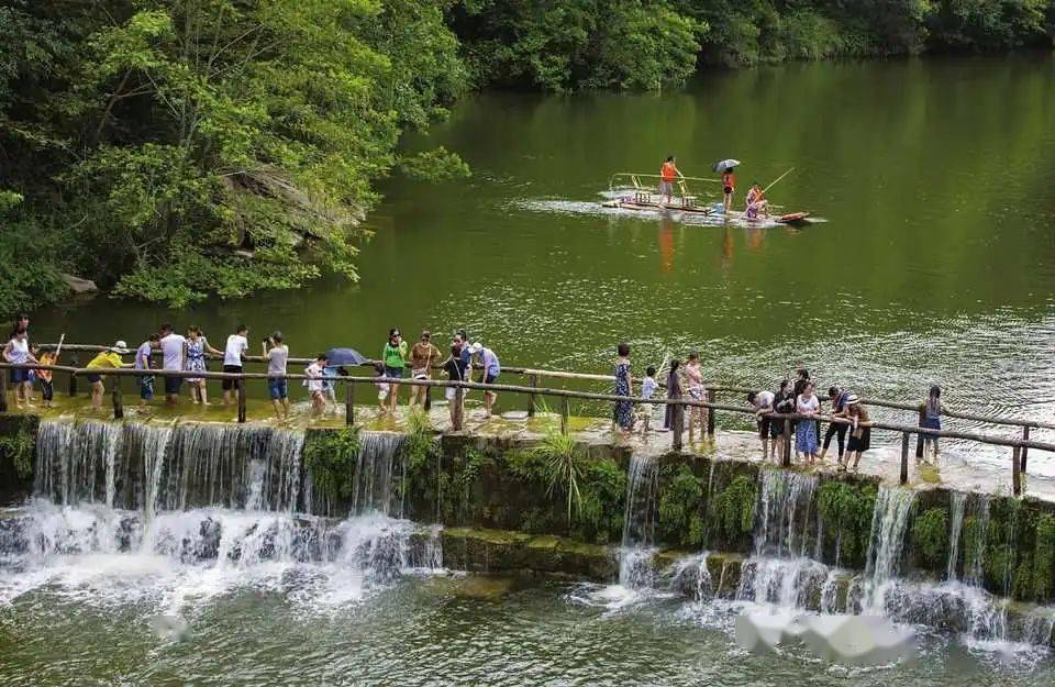 游客在杨家河戏水玩耍