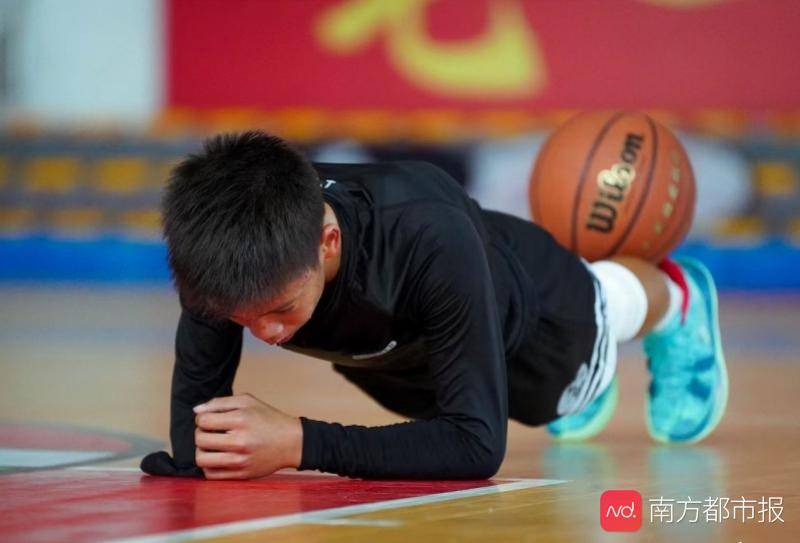 云浮独臂篮球少年走红后已转学进球队接受系统训练并夺冠