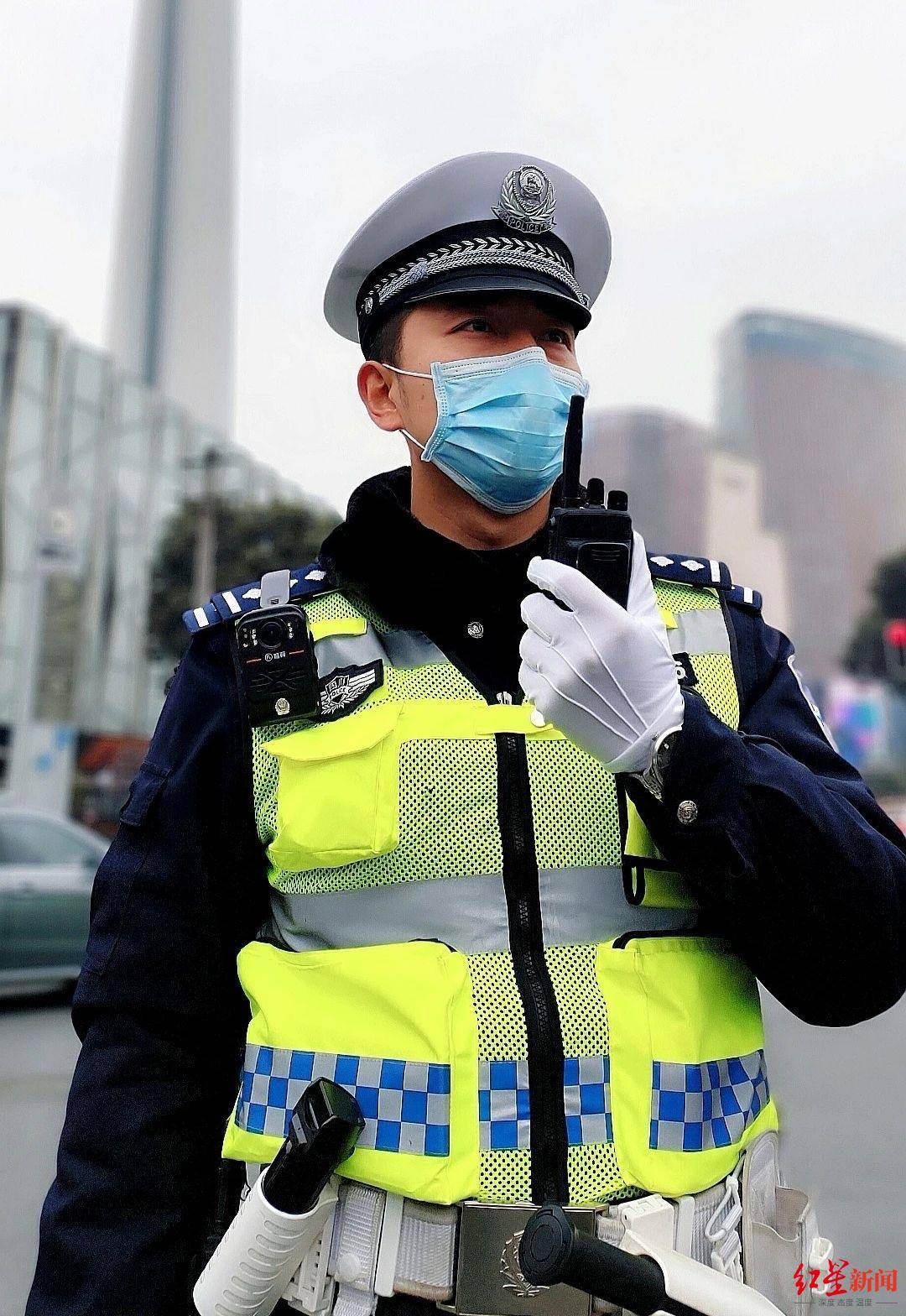 看成都交警这组老照片感受人民警察背后的无悔誓言