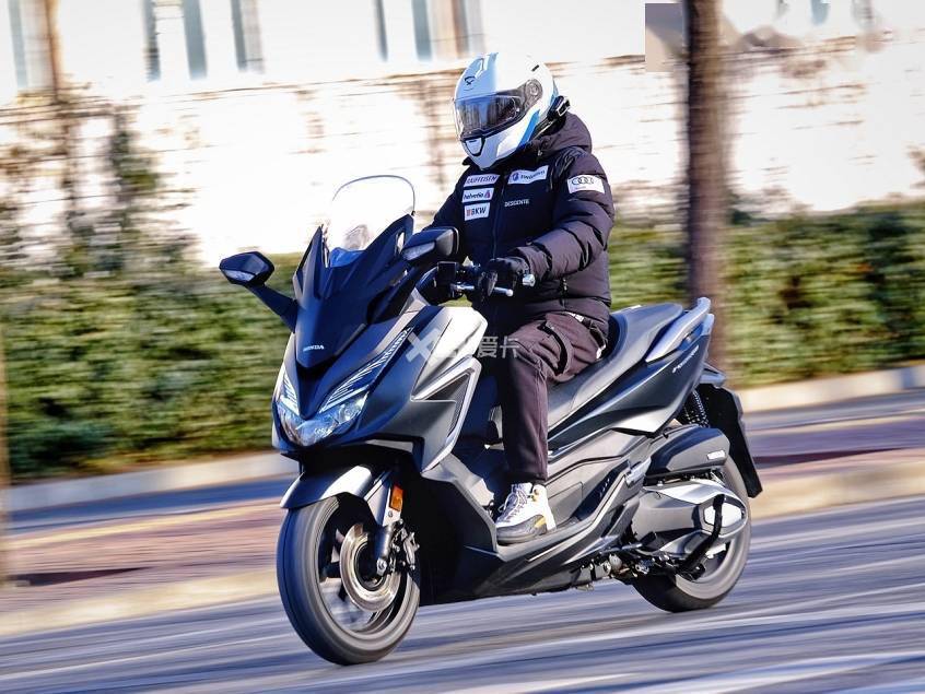 本田摩托350 cc踏板图片