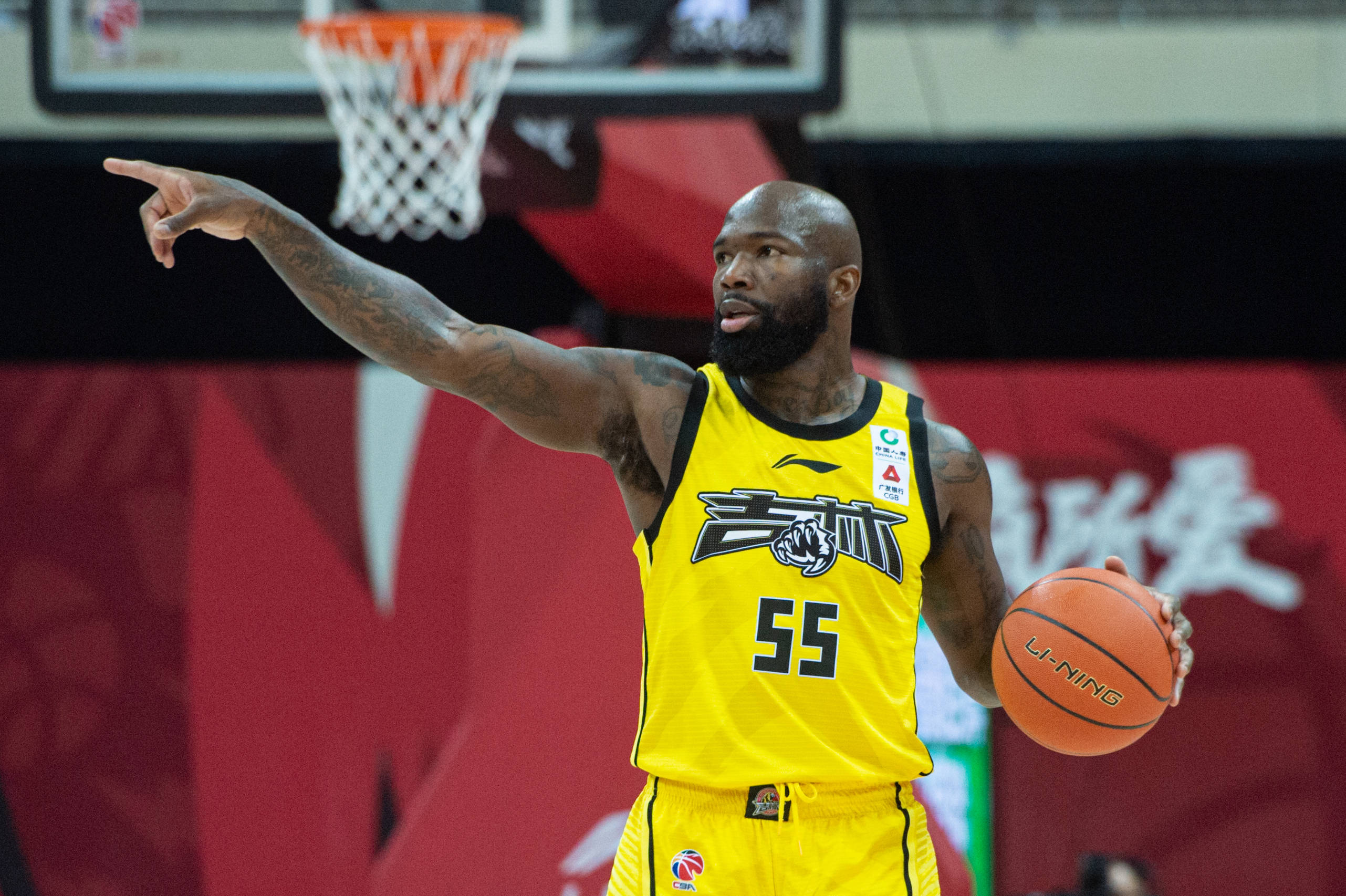 1月10日,吉林九台农商银行队球员琼斯在比赛中组织进攻.