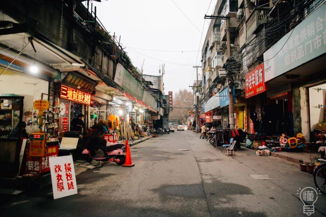 不论春秋四季 依旧是记忆里充满烟火气的原始模样 悄悄藏在城西北三墩