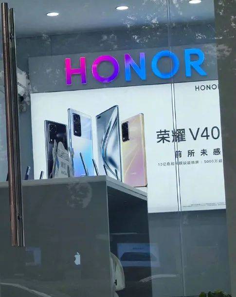 新机荣耀v40线下宣传海报曝光真机上手药丸瀑布屏