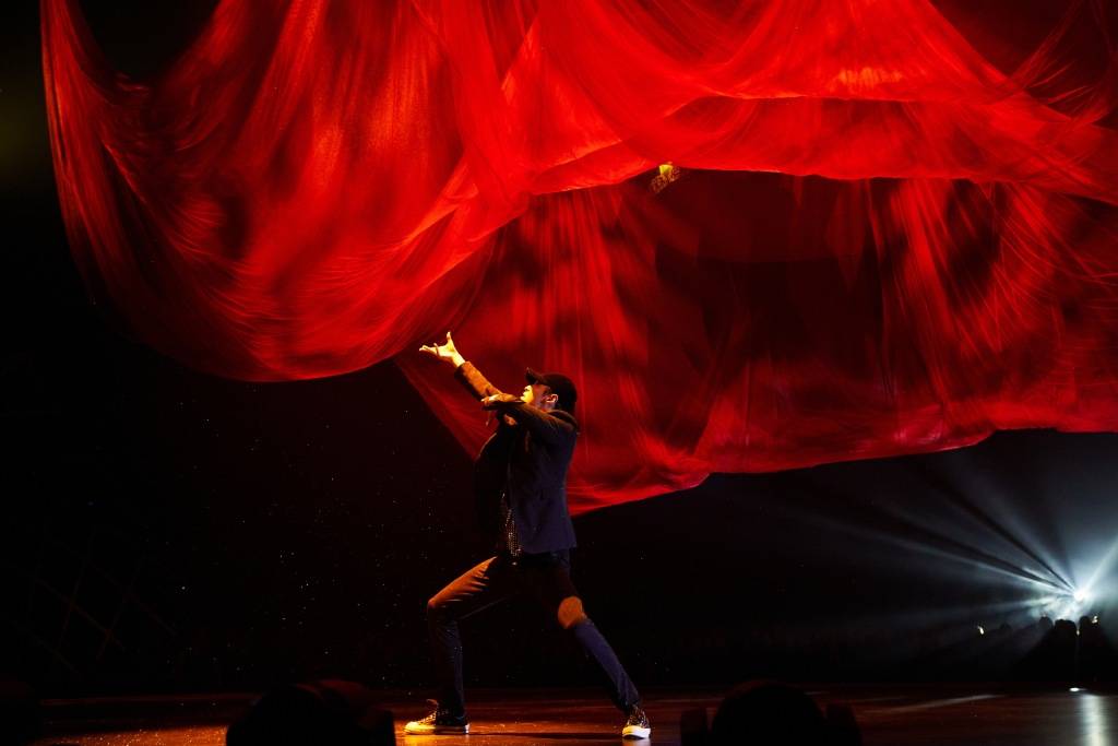 身披星光心向暖阳摄影师分享张艺兴夸父逐日舞台艺术照